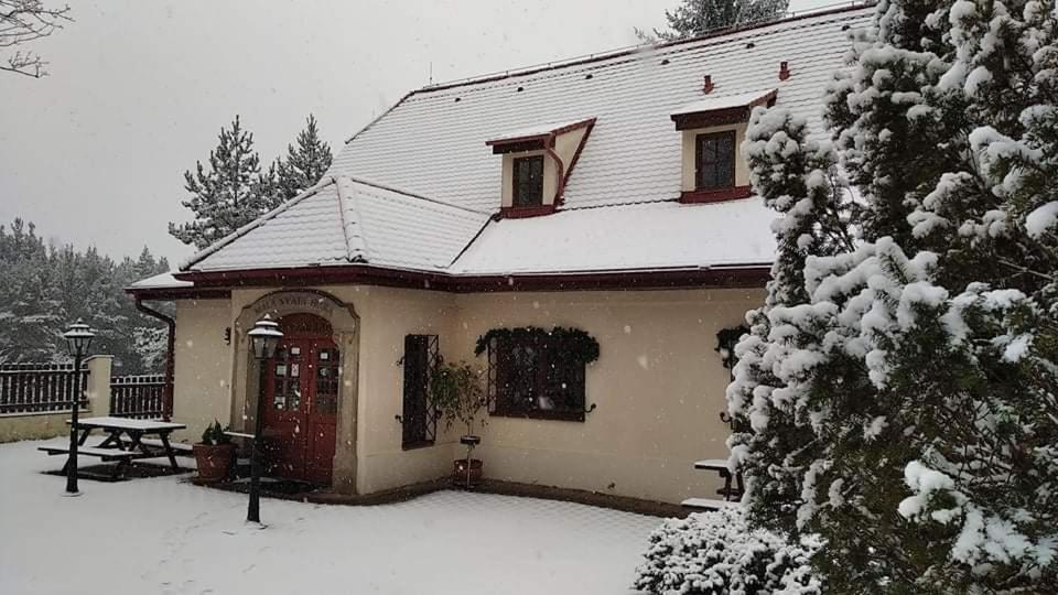 Mala Svata Hora - Penzion & Restaurace Mníšek pod Brdy Exterior foto
