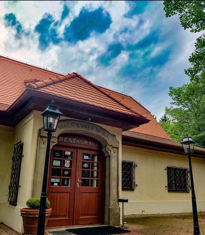 Mala Svata Hora - Penzion & Restaurace Mníšek pod Brdy Exterior foto